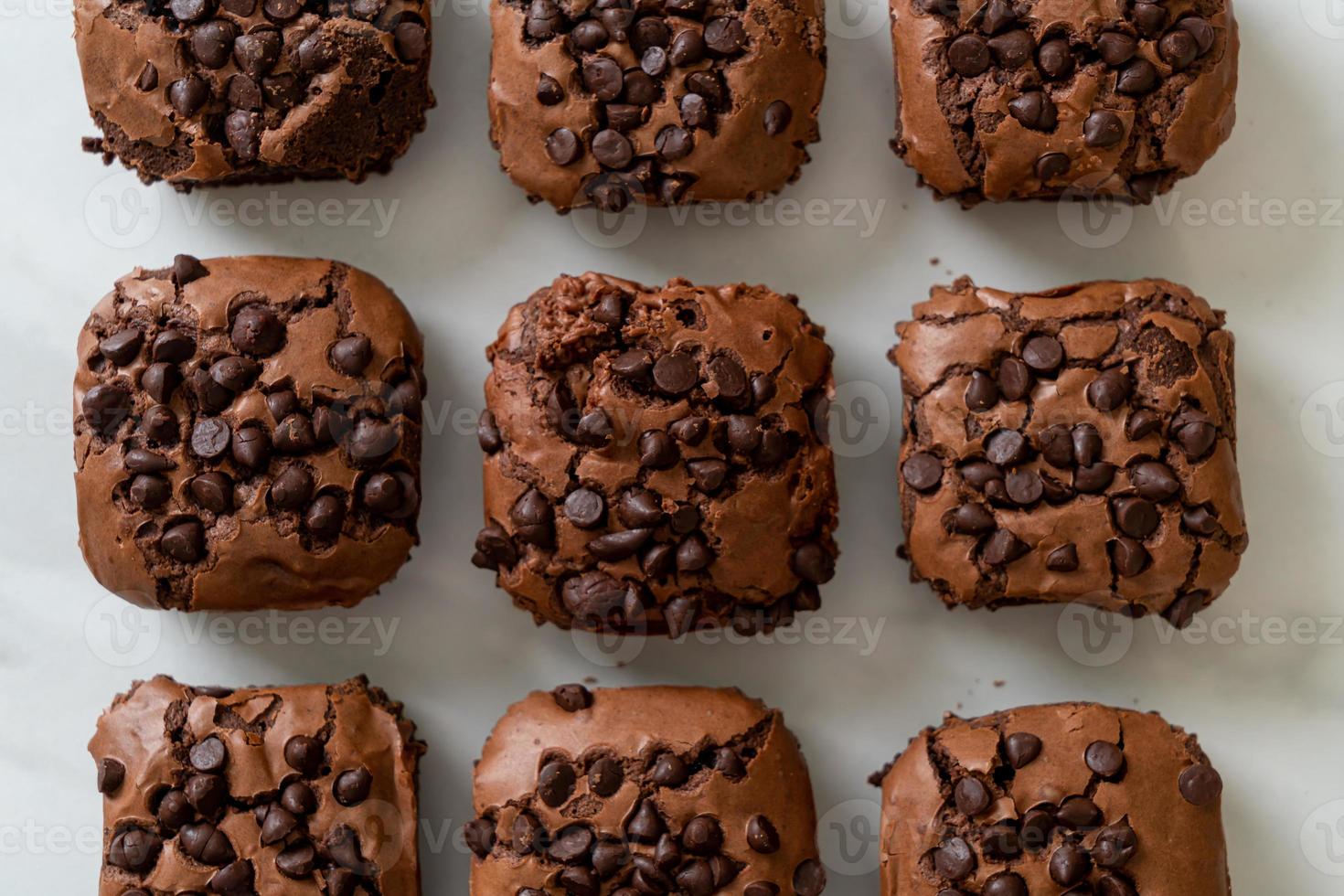 mörk choklad brownies toppad av chokladflis foto