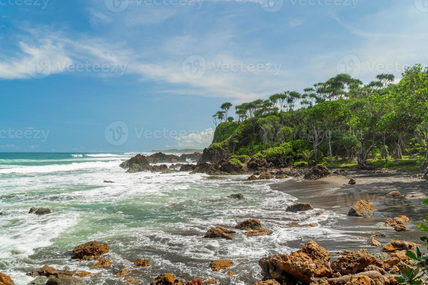 naturlig utsikt över kusten i Indonesien när vädret är soligt. karang tawulan strandturism i Indonesien foto