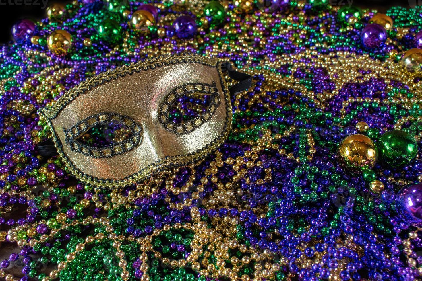 hög med mardi gras pärlor med färgglad karneval mask med kopia utrymme foto