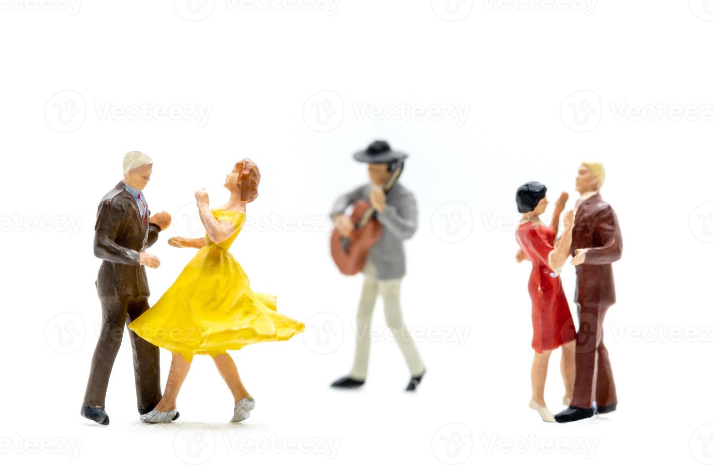 miniatyr människor par dansar med en gitarrist som spelar gitarr foto