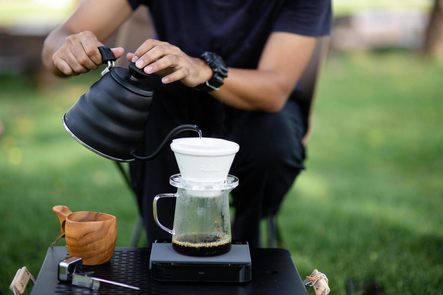 professionell barista som förbereder kaffebryggare och vattenkokare. alternativa sätt att brygga kaffe. foto