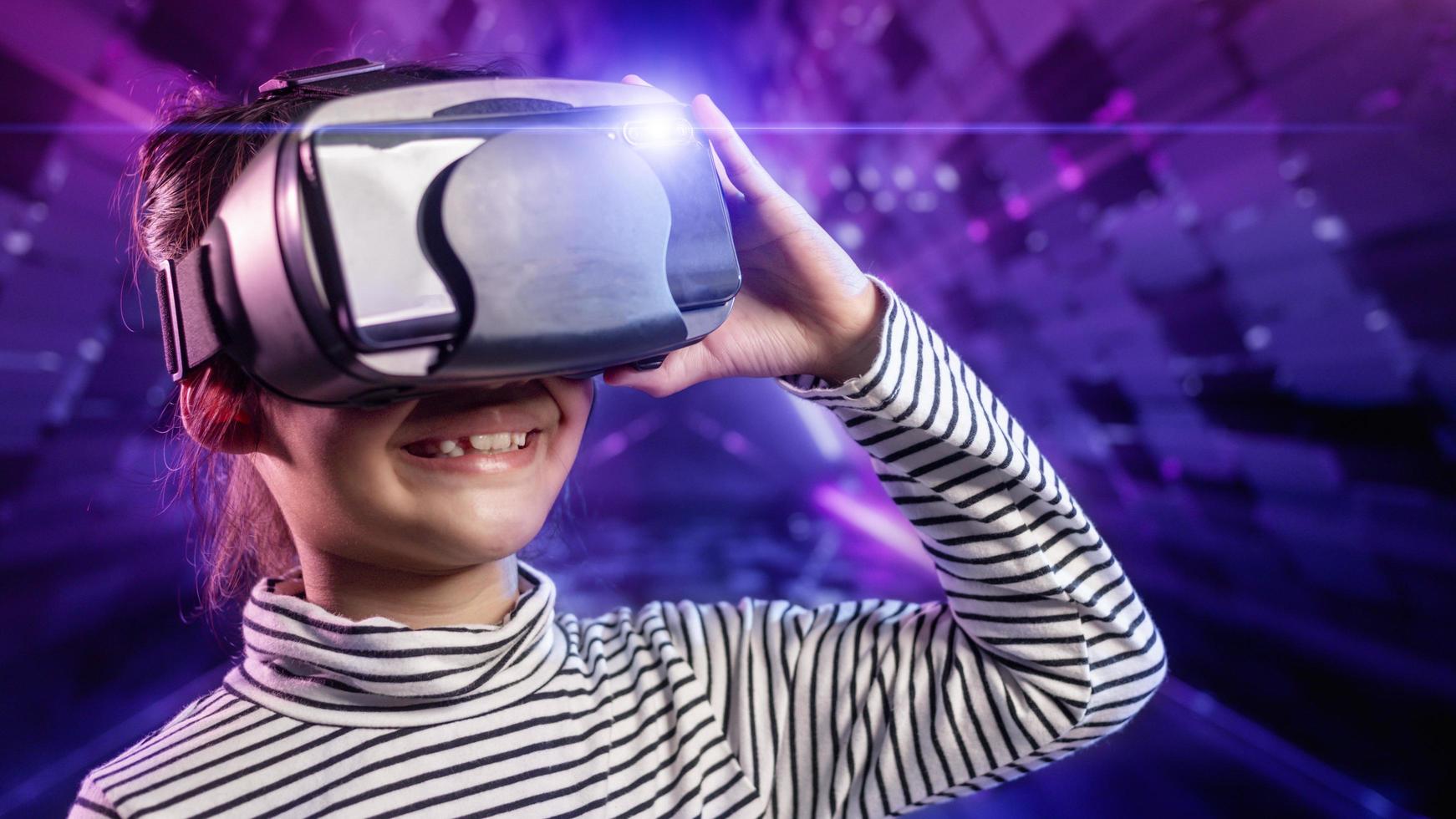 glad tjej i glasögon av virtuell verklighet. förstärkt verklighet, vetenskap, framtida teknikkoncept. vr. futuristiska 3d-glasögon med virtuell projektion foto