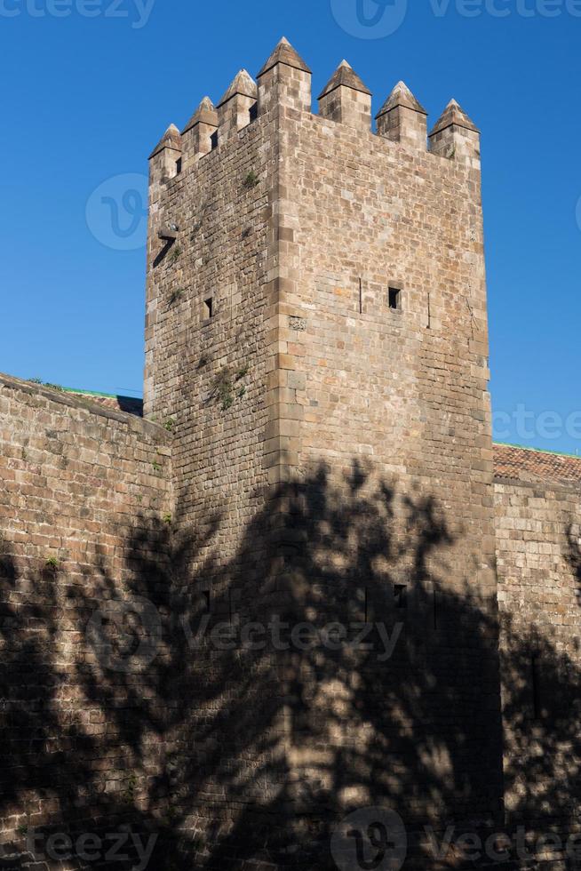 gamla muren och tornet i barcelona city foto