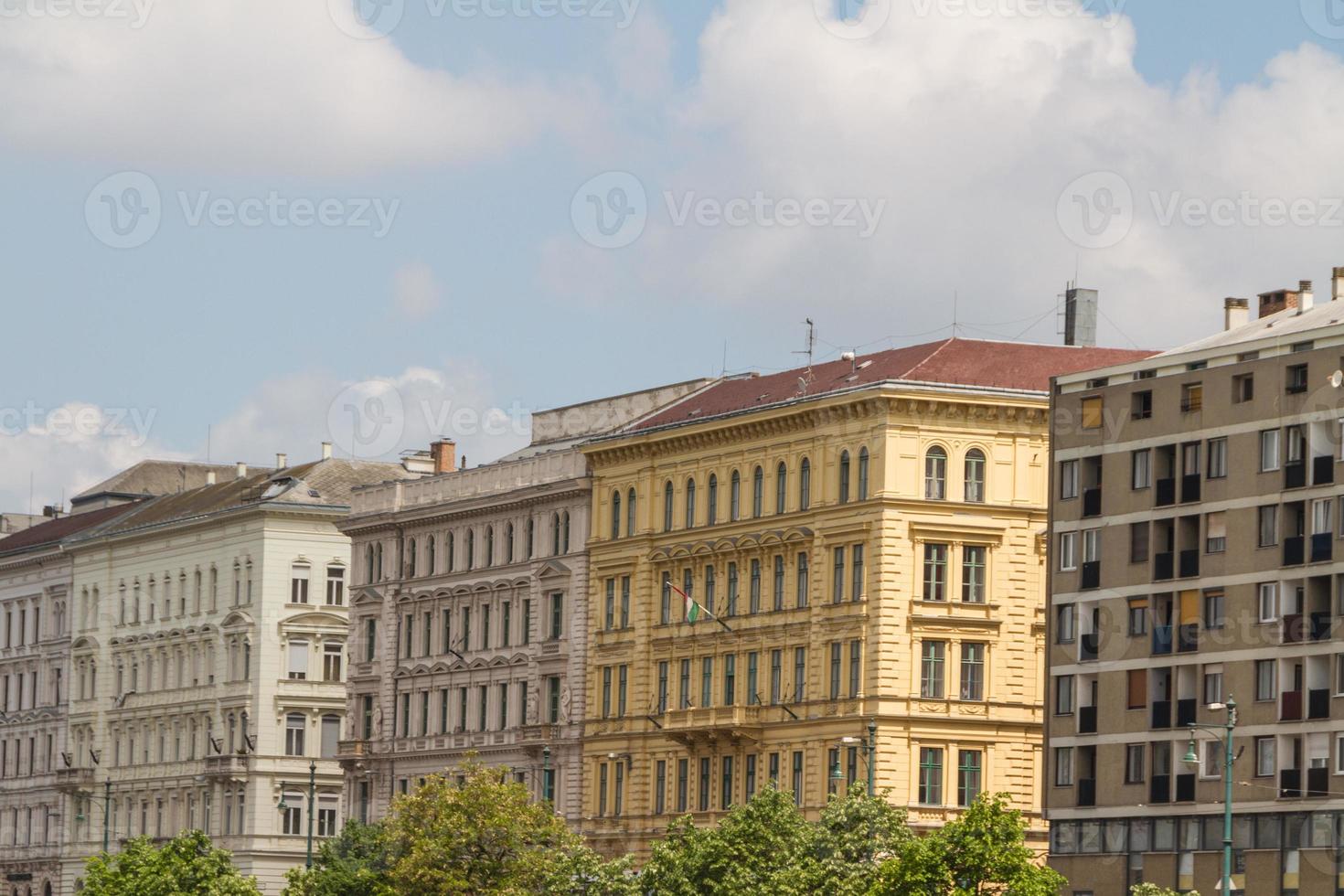 typiska byggnader från 1800-talet i buda slottsdistrikt i budapest foto