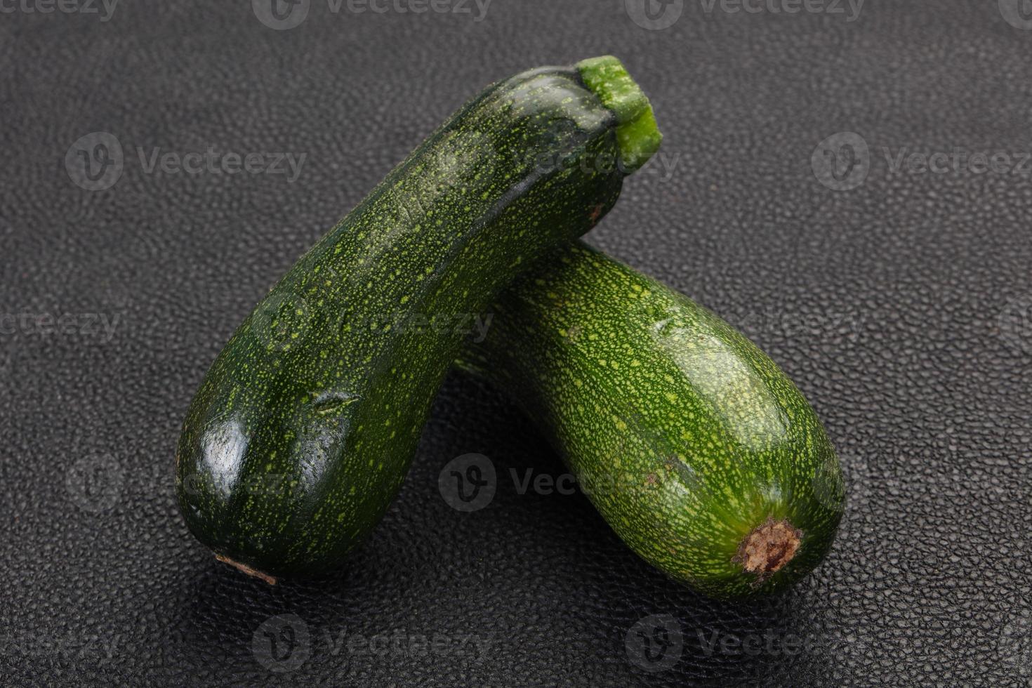 rå mogen zucchini foto