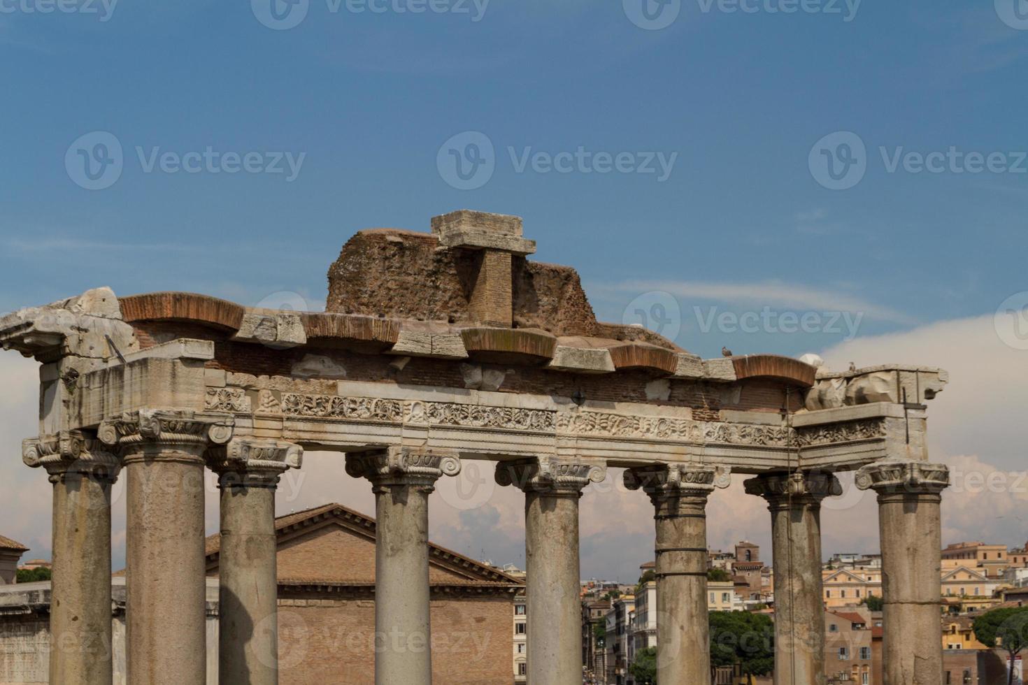 byggnadsruiner och antika kolonner i Rom, Italien foto