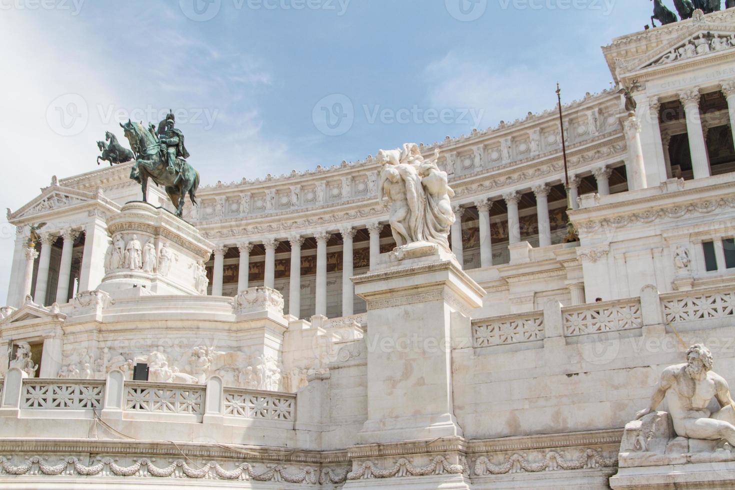 ryttarmonument till Victor emmanuel ii nära vittoriano på dagen i Rom, Italien foto