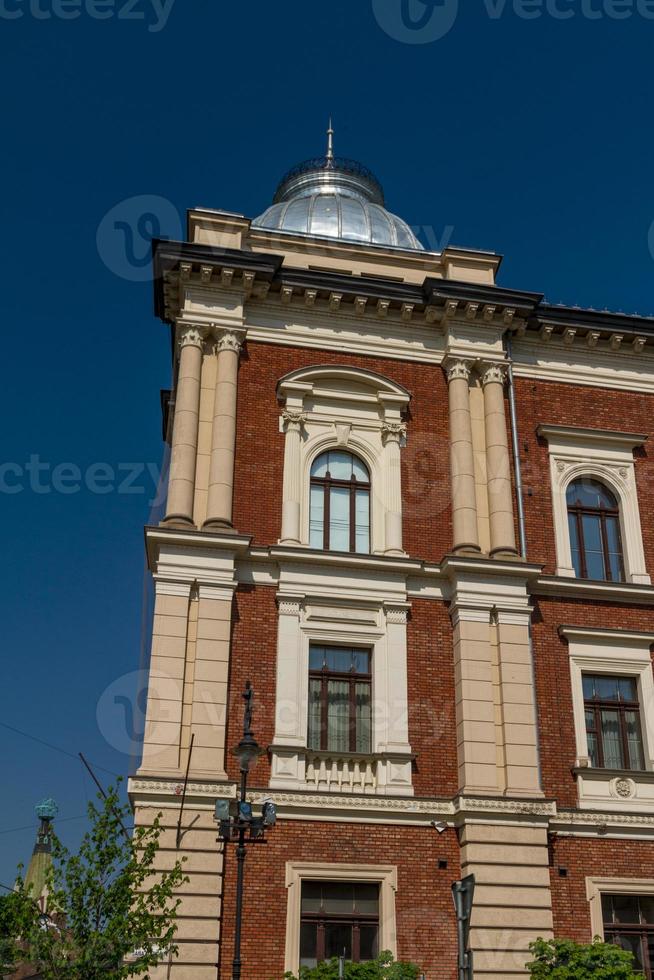 vacker fasad av gamla hus i Krakow, Polen foto