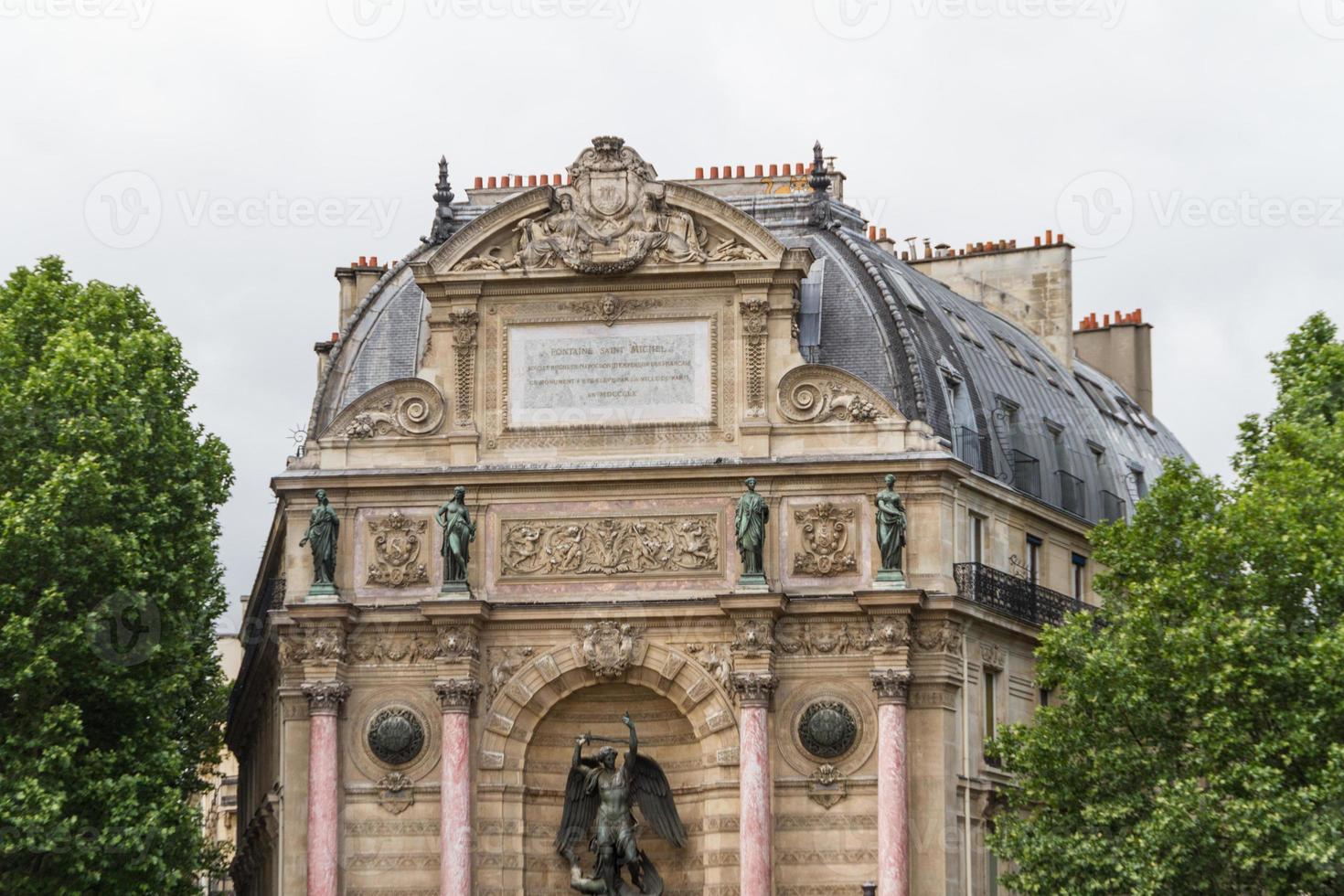 vackra saint michel fontän i paris foto