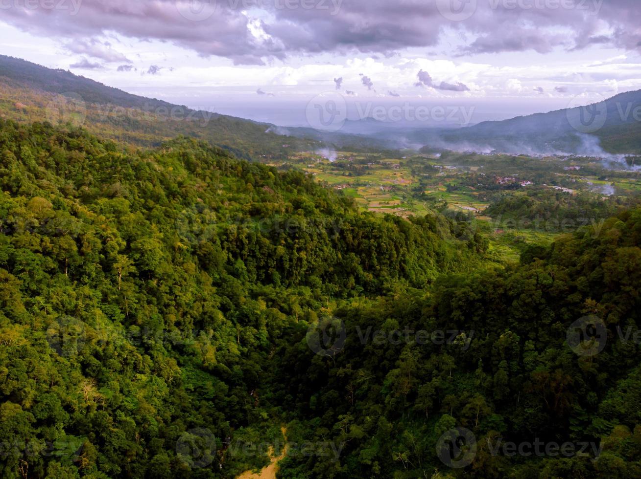 panorama av bergsdalen med molnig himmel foto