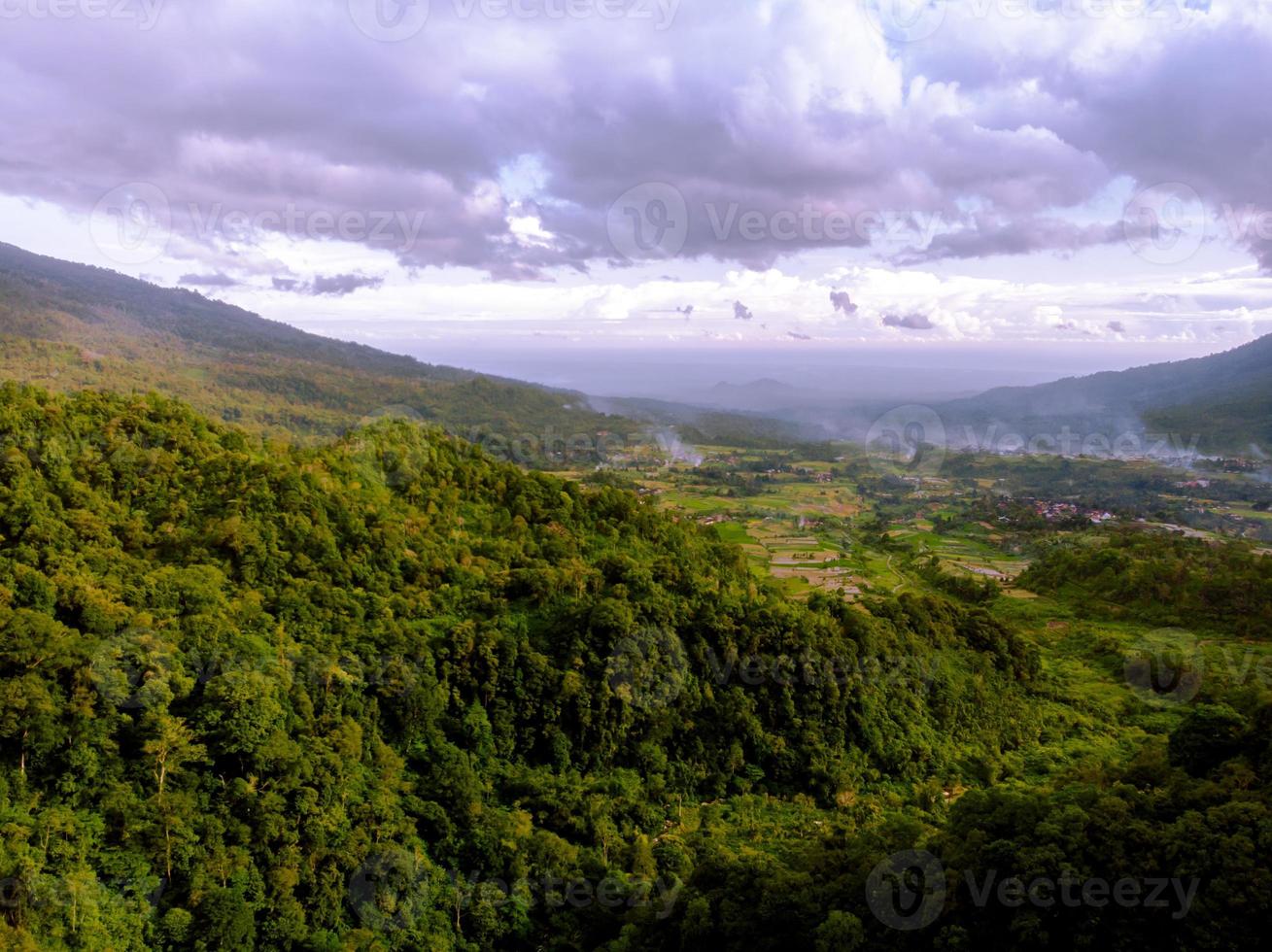 panorama av bergsdalen med molnig himmel foto