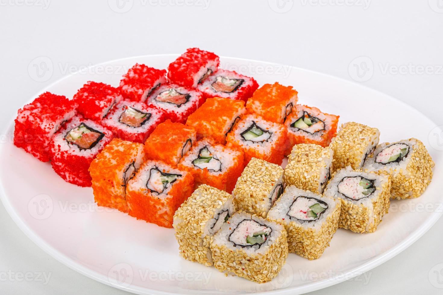 japansk rullset med fisk foto