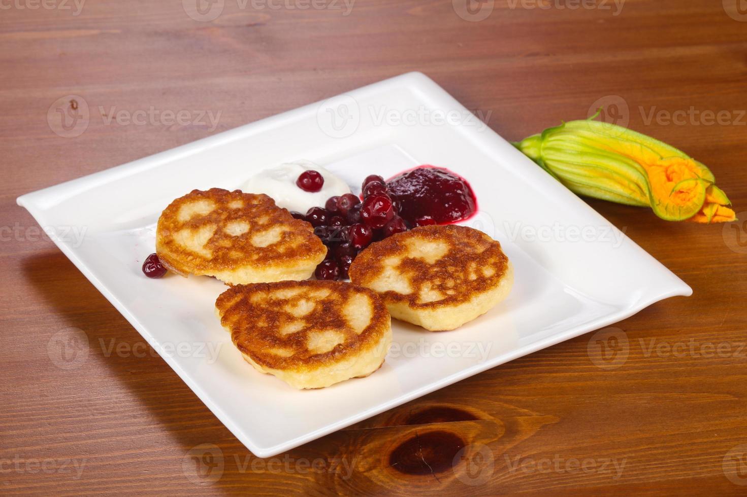 pannkakor med sylt och bär foto