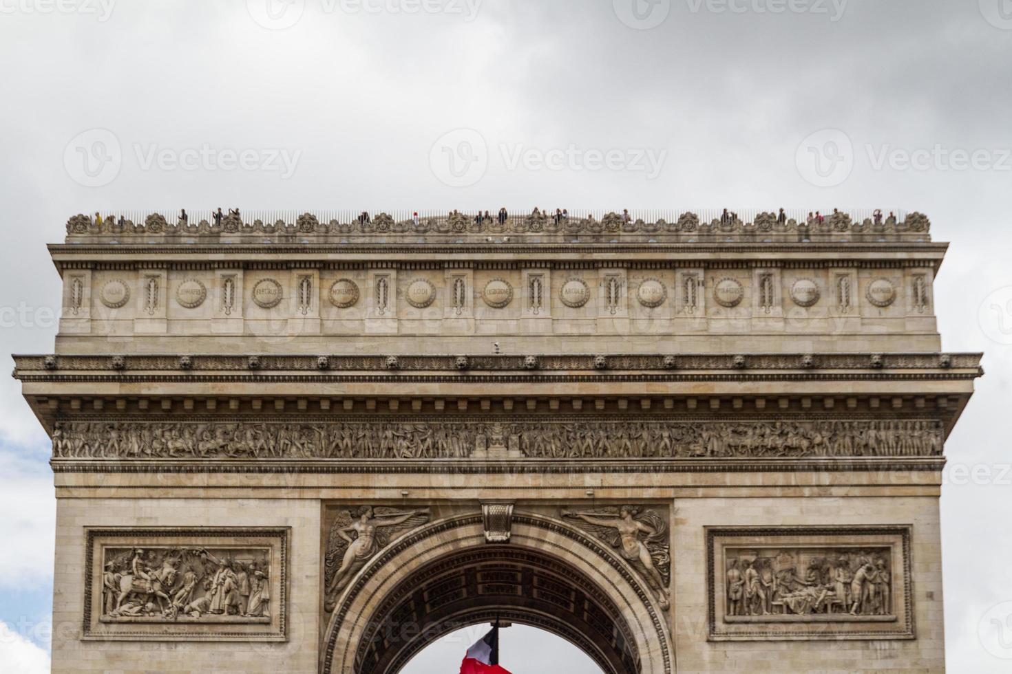 utsikt över triumfbågen karusell och tuileriträdgården, Paris, Frankrike foto