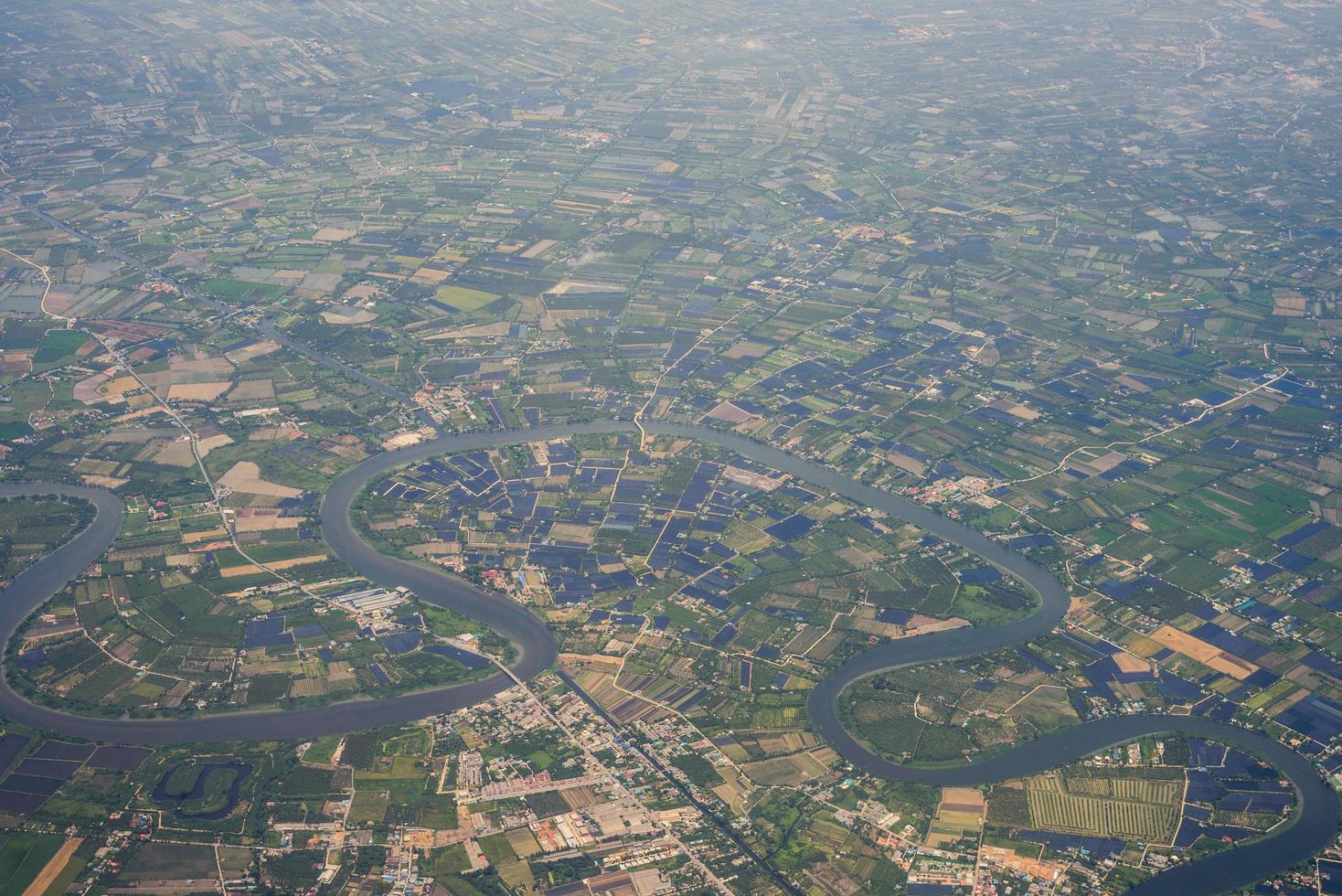 fågelperspektiv av bostäder landade tidigt i thailand. Flygfoto från fönstret på ett flygplan foto