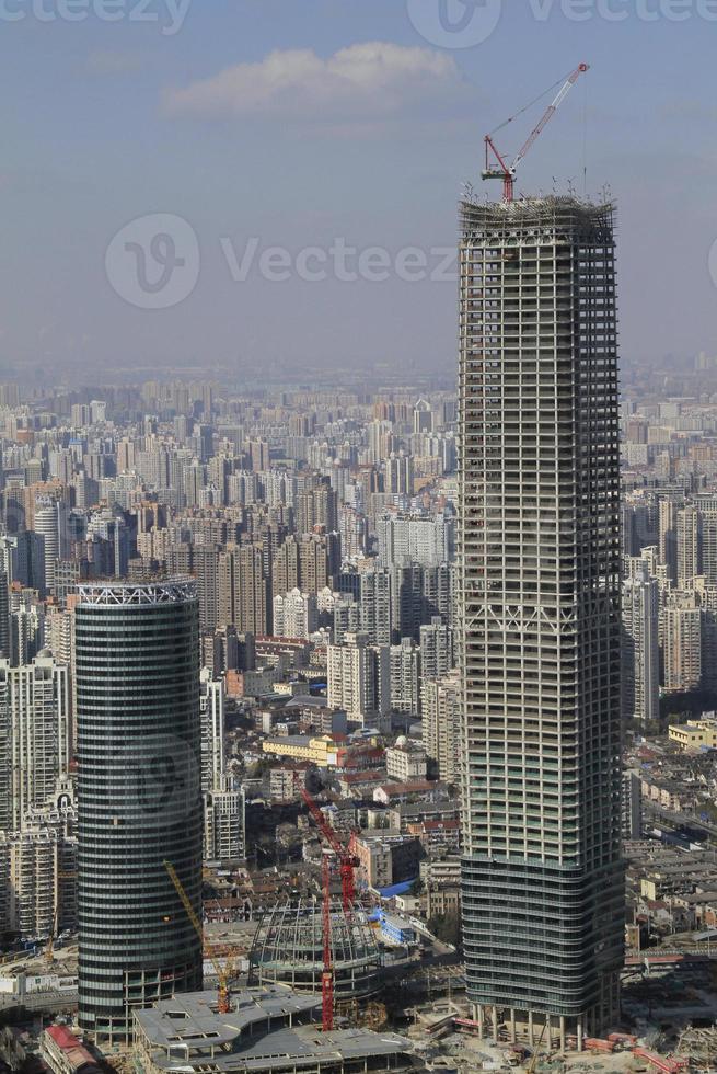 en ny skyskrapa läggs till i raderna av höga byggnader i Shanghai, Kina foto