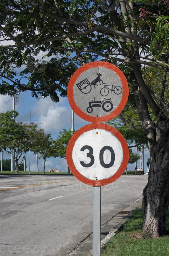 rolig vägskylt på Kuba foto