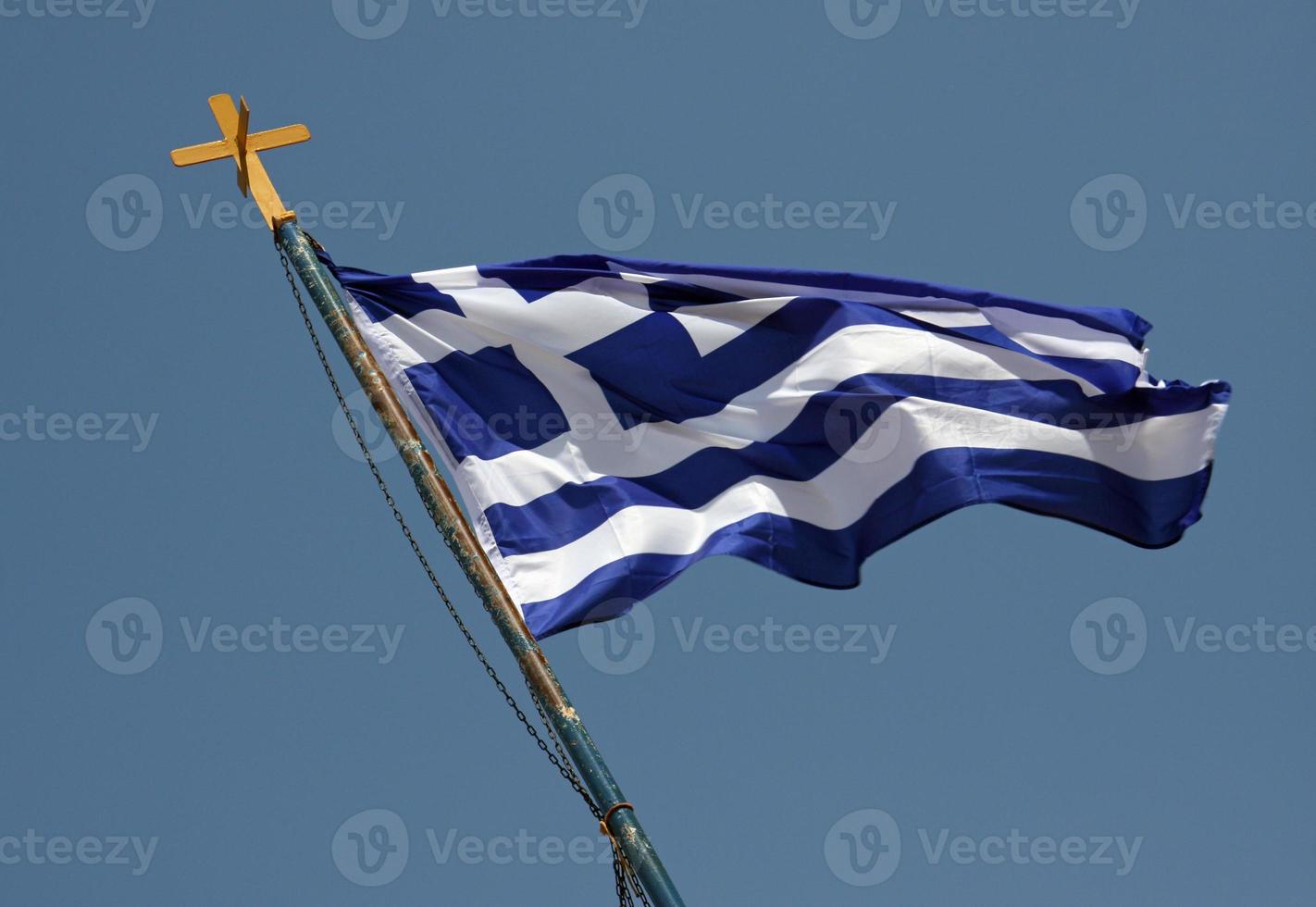 grekiska nationalflaggan vajar i vinden foto