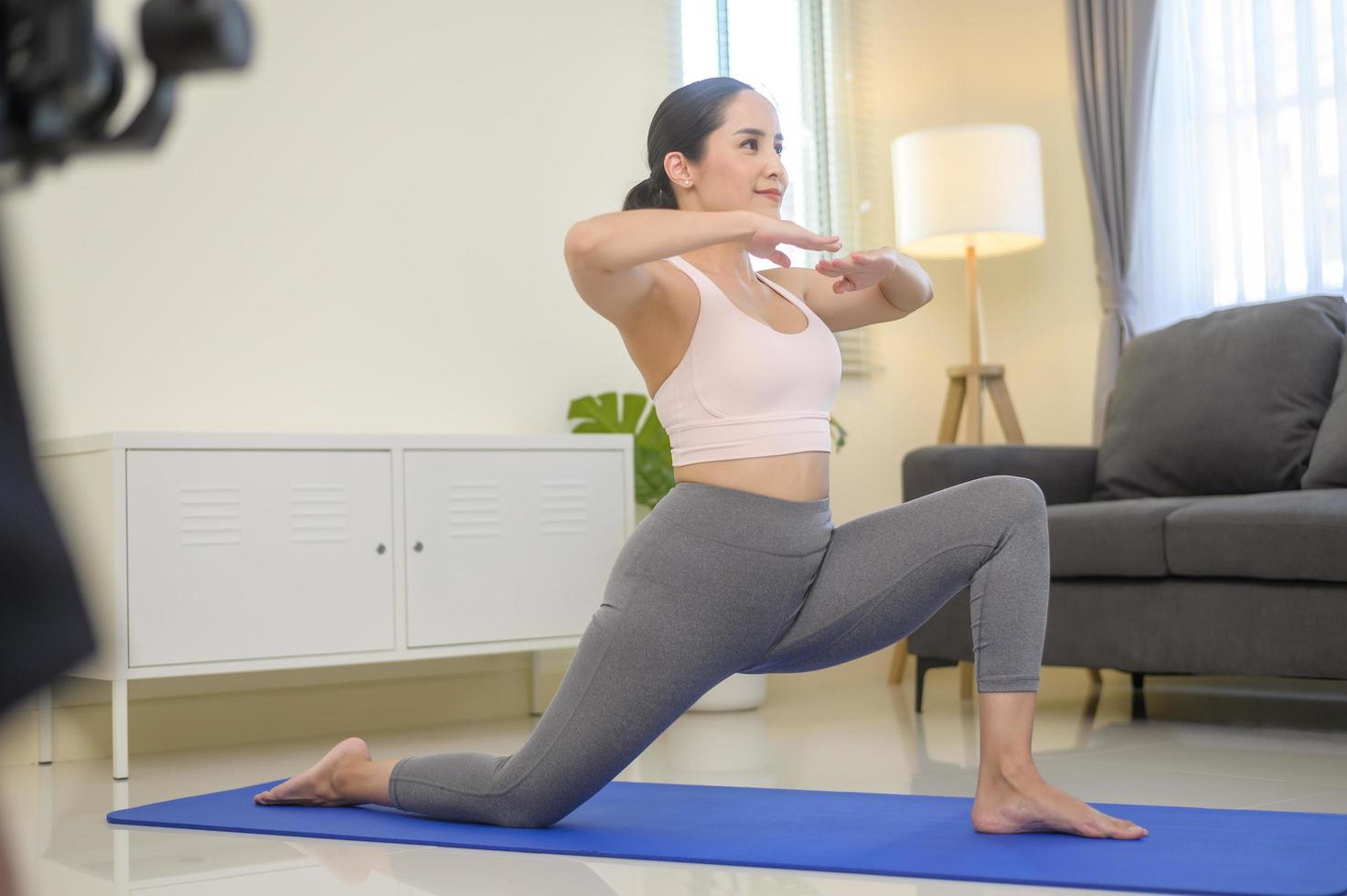 bakom kulisserna av vältränad ung kvinna som gör yoga och meditation hemma, sport och hälsosam livsstilskoncept. foto