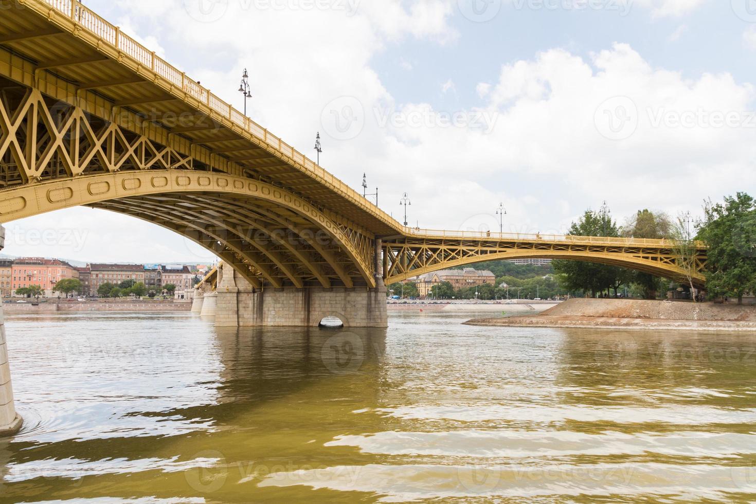 naturskön utsikt över den nyligen förnyade margitbron i budapest. foto