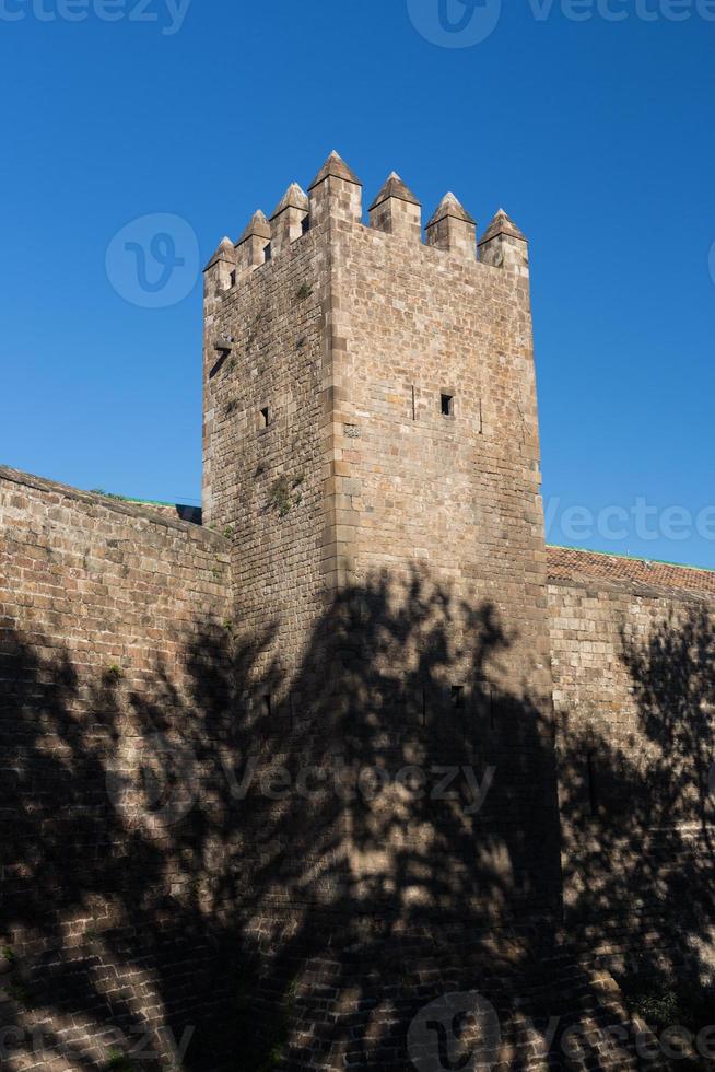 gamla muren och tornet i barcelona city foto