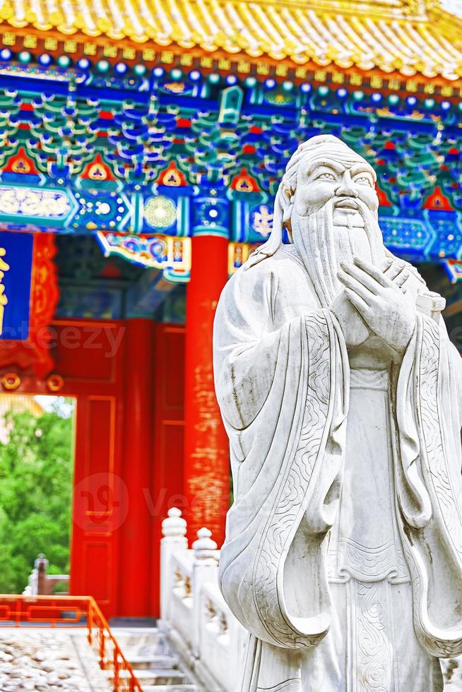 staty av confucius, den stora kinesiska filosofen. foto