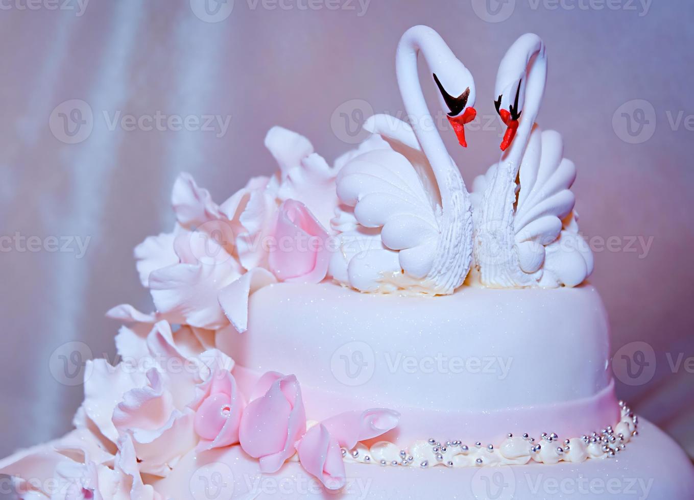 bröllopstårta med svanar foto