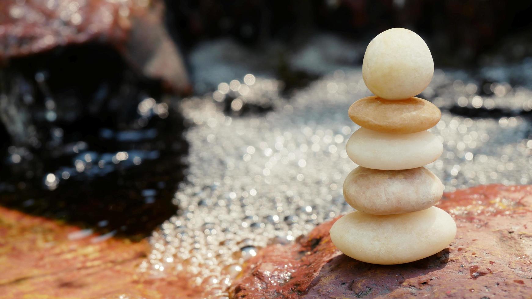 balansstenarna är staplade som pyramider i en mjuk naturlig bokeh-bakgrund, som representerar det lugna filosofiska konceptet om jainismens välbefinnande. foto