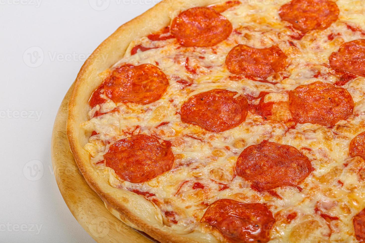 italiensk pizza pepperoni med korv foto