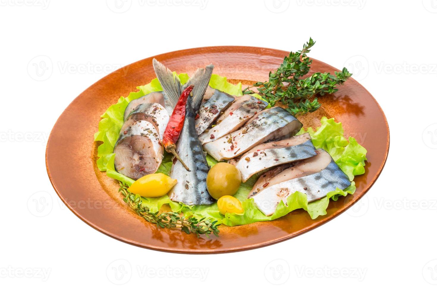 makrillfisk, skivad på en tallrik med sallad foto
