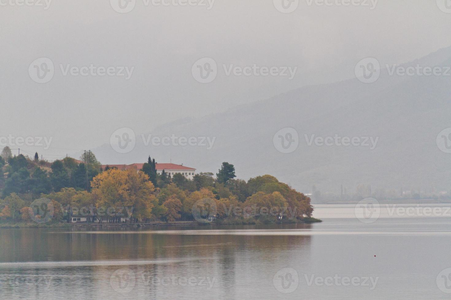 kastoria traditionella gamla stad vid sjön i Grekland foto