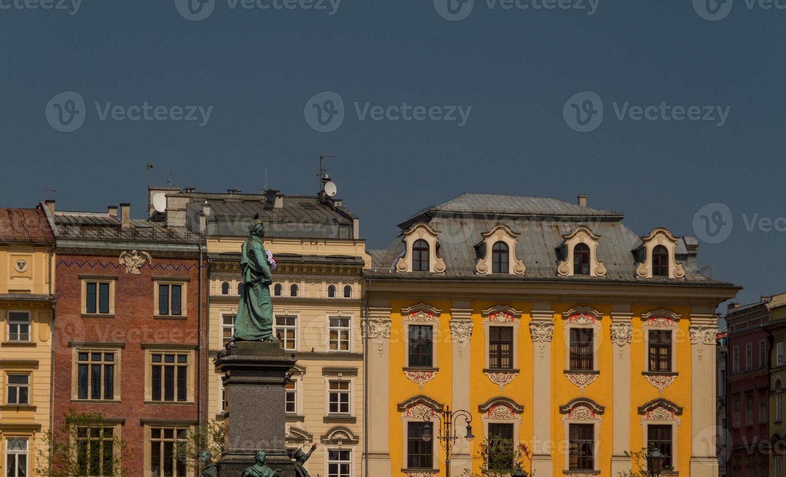 vacker fasad av gamla hus i Krakow, Polen foto