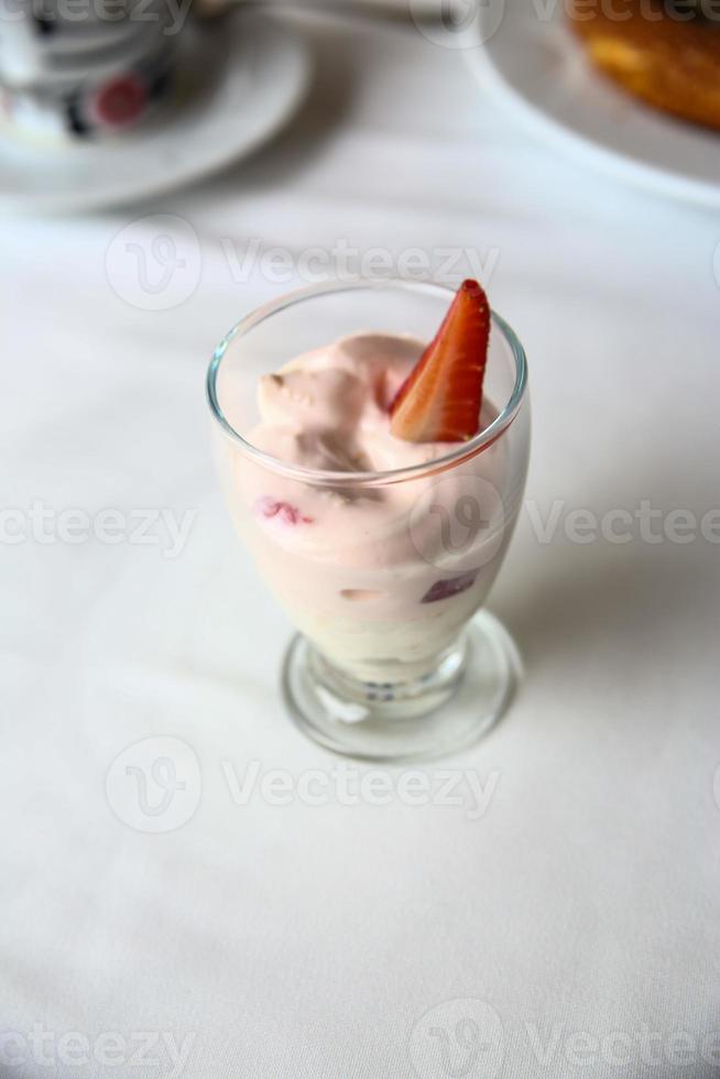 yoghurt med jordgubbar foto