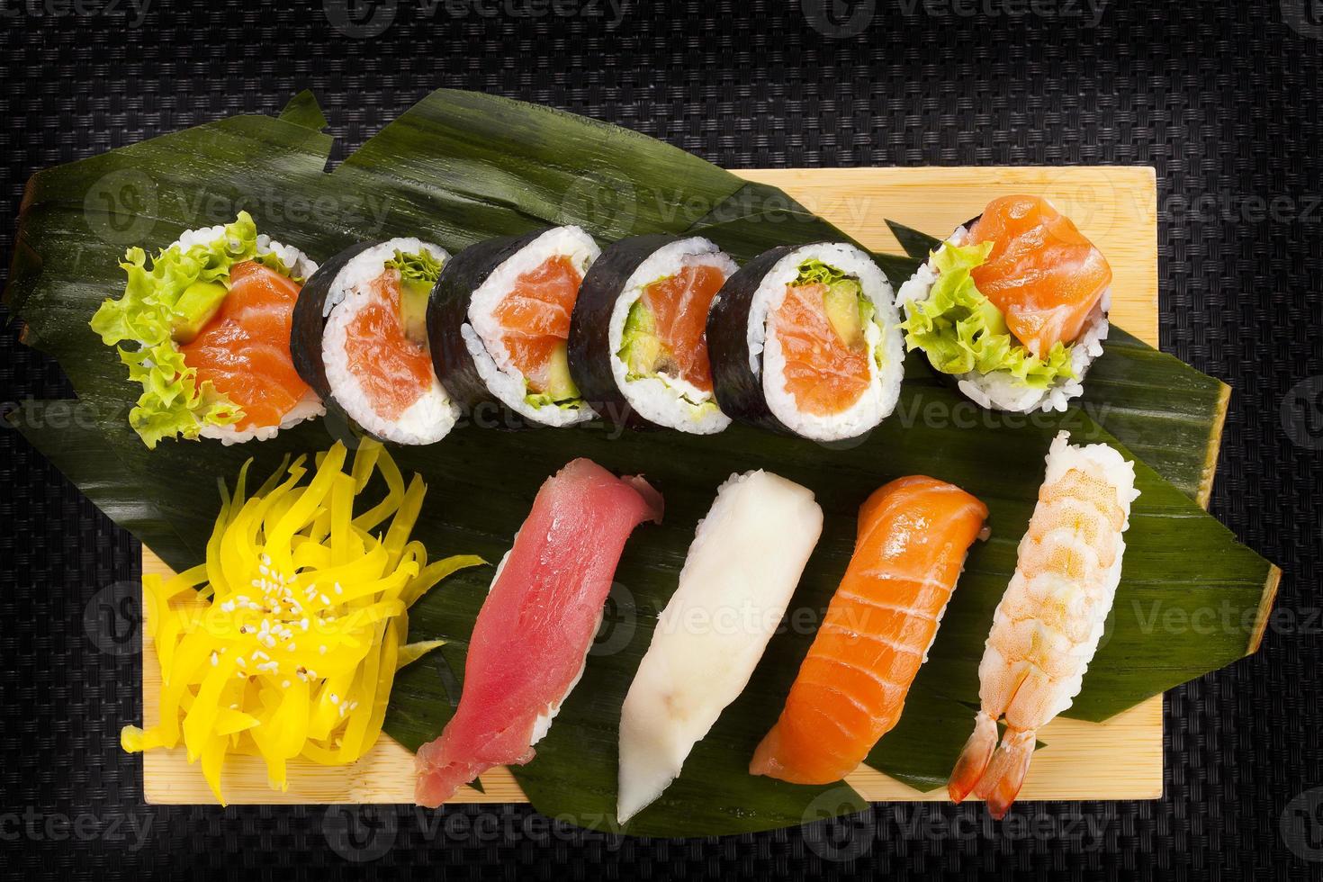 sammansättningen av nigiri sushi foto