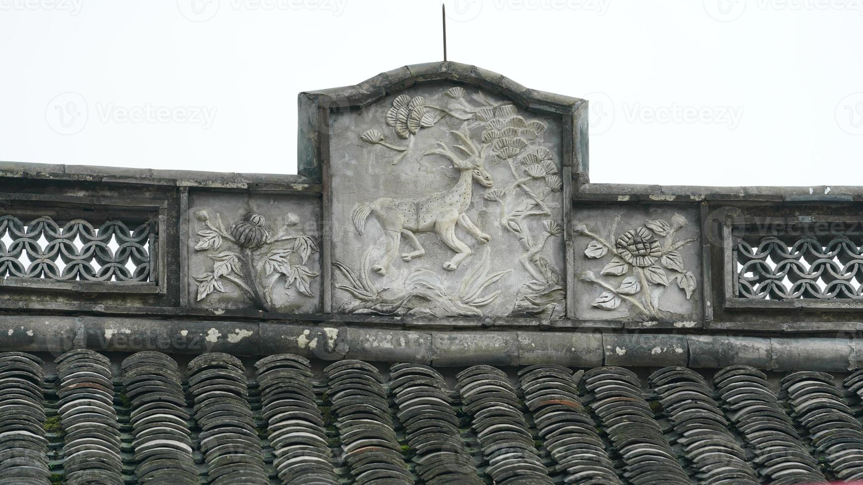 de gamla kinesiska arkitekturerna gjorda av tegelstenarna och dekorerade med tegelskulpturen foto