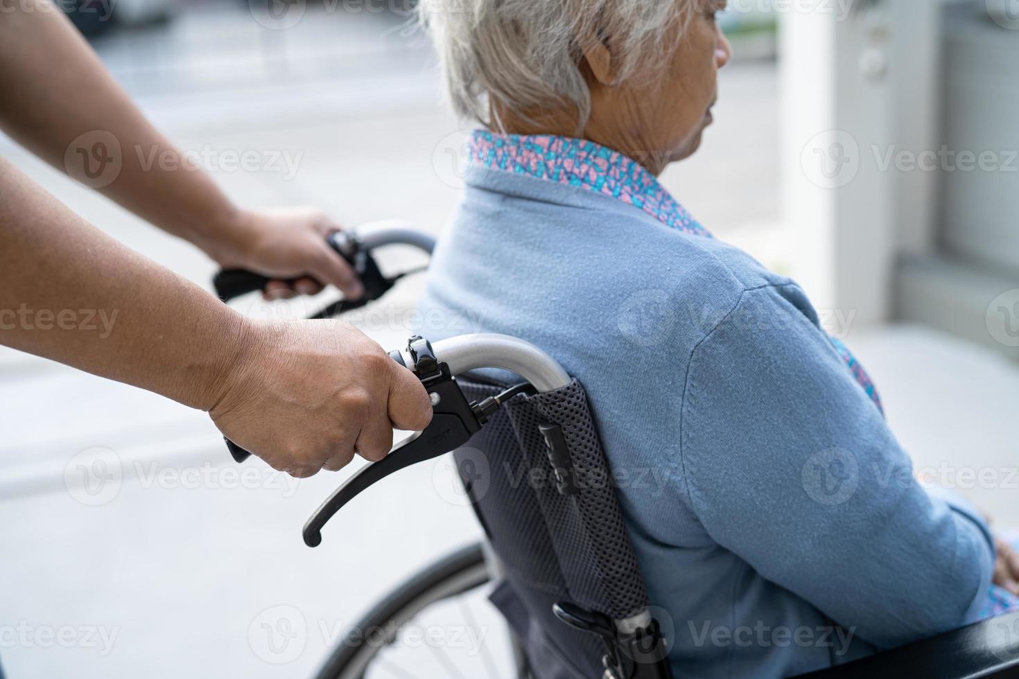 vårdgivare hjälp och vård asiatisk senior eller äldre gammal dam kvinna patient sitter på rullstol på vårdavdelningen, hälsosamt starkt medicinskt koncept foto