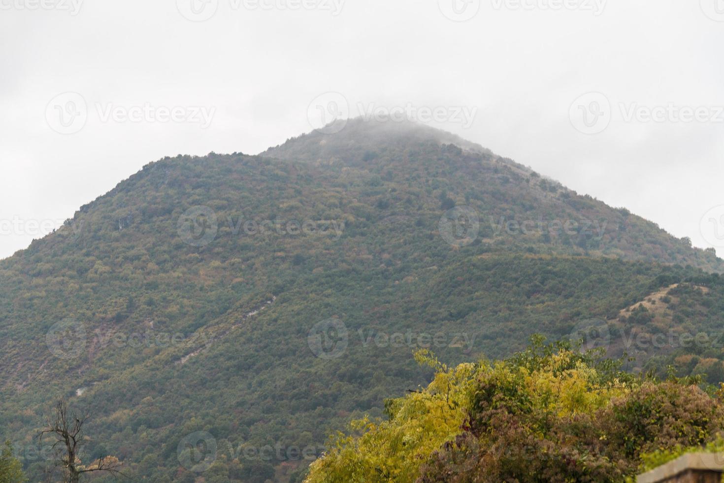 höga berg och klippor i grekland foto