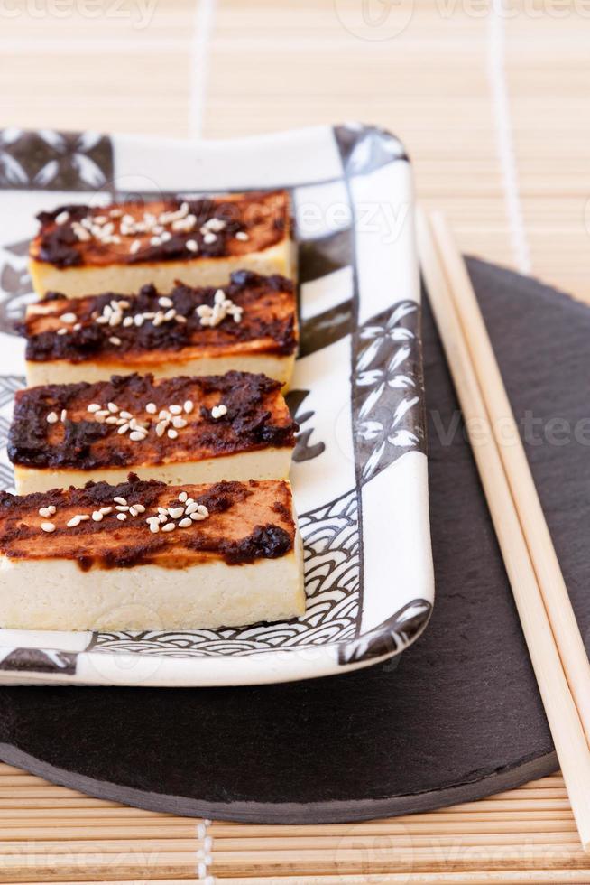 tofu med miso marinad foto