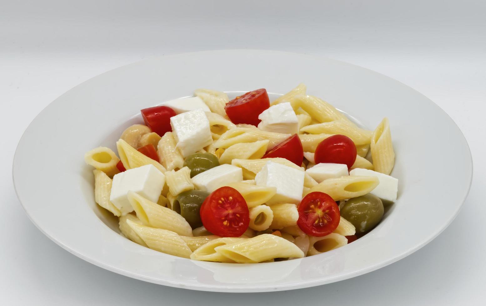 italiensk sommarsallad pasta fredda. fräsch och hälsosam sommarsallad på vit bakgrund. foto