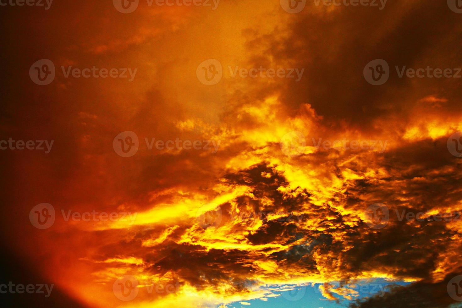 vackra gryningsorange moln och blå himmel vid soluppgången tidigt på morgonen. skönhet i naturen och naturliga tapeter foto