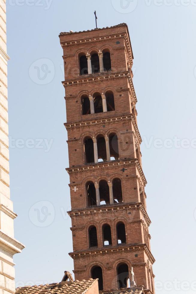 klocktornet i basilikan dei santi giovanni e paolo i Rom, Italien foto