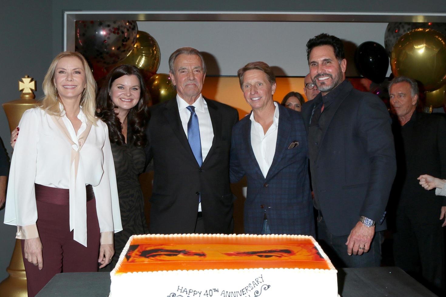 7 feb - katherine kelly lang, heather tom, eric braeden, bradley bell och don diamont vid eric braedens 40-årsjubileum för de unga och rastlösa den 7 februari 2020 i los angeles foto