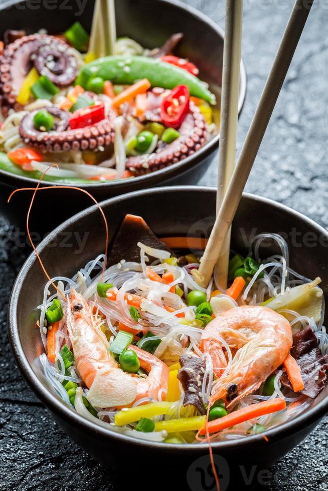 skaldjur och grönsaker serveras med nudlar foto