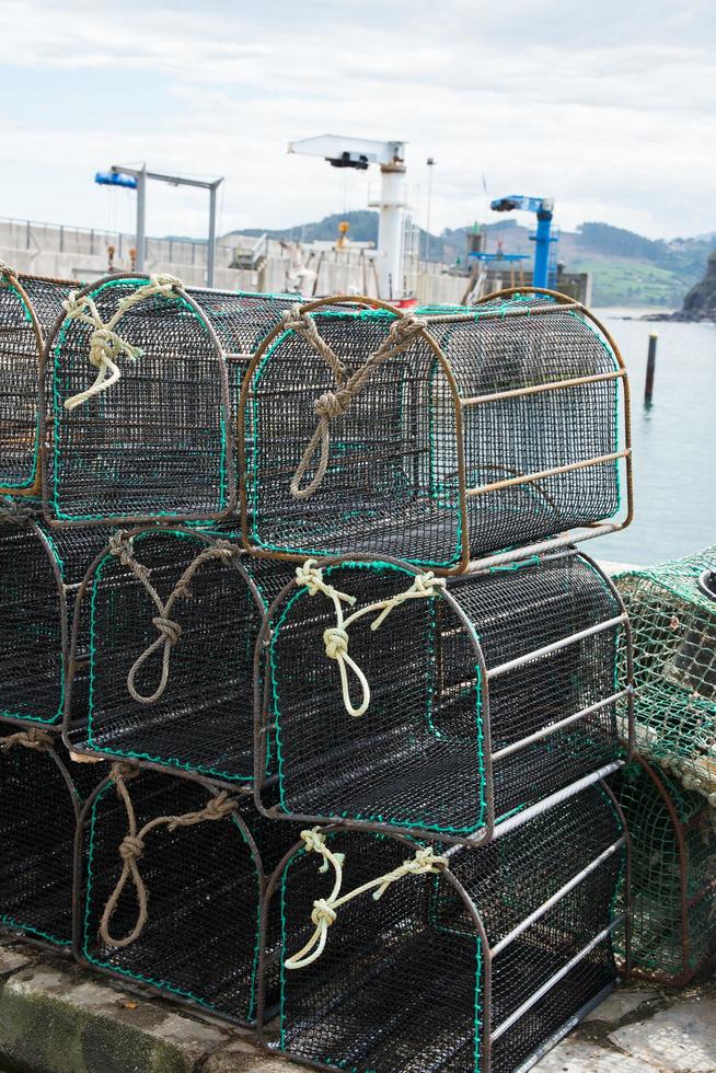 torn av tomma fiskeburar i rad. tazones hamn, asturien foto