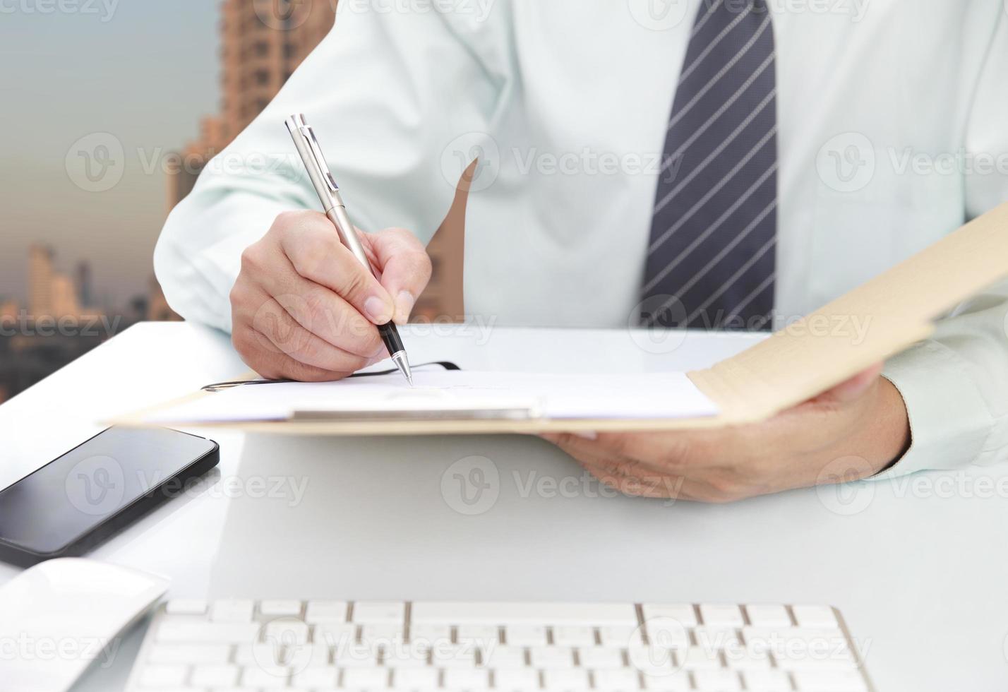 affärsman som undertecknar ett dokument foto