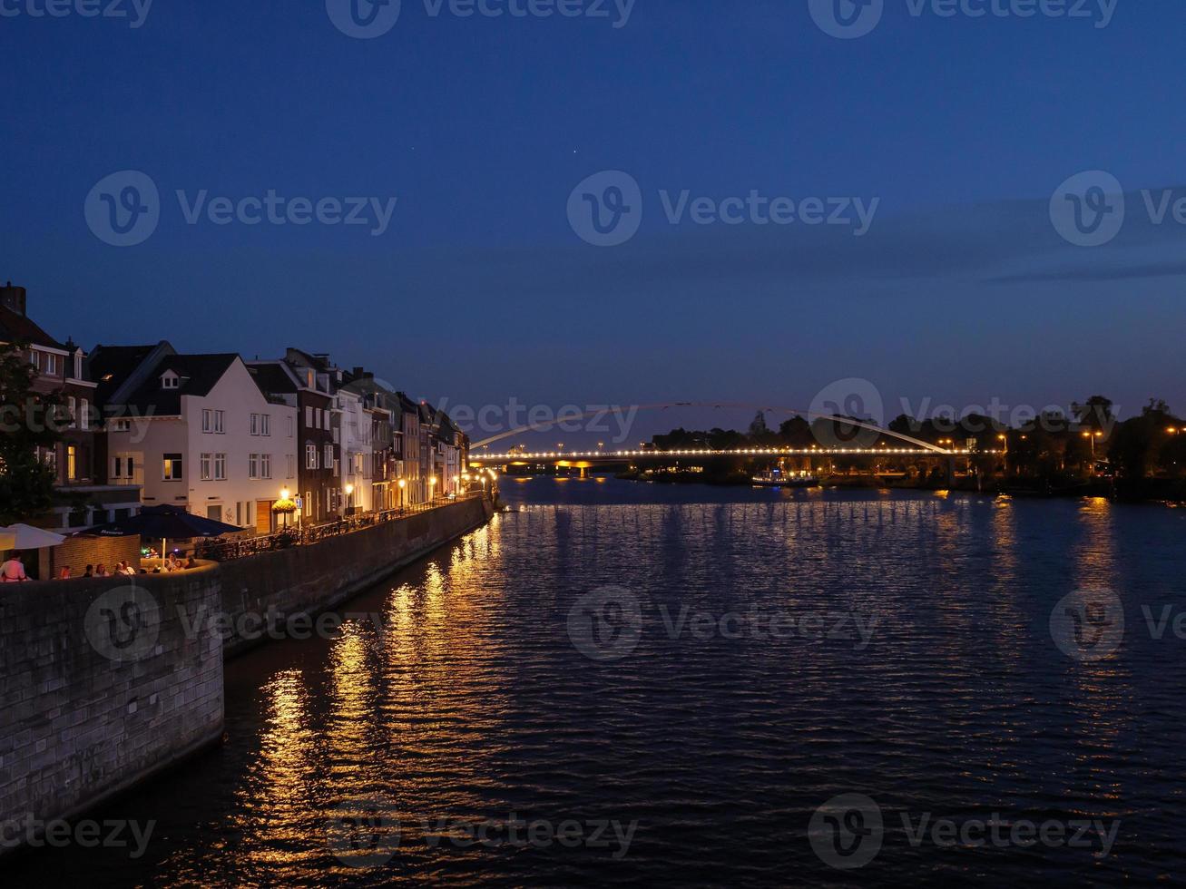 staden Maastricht vid floden Maas i Nederländerna foto