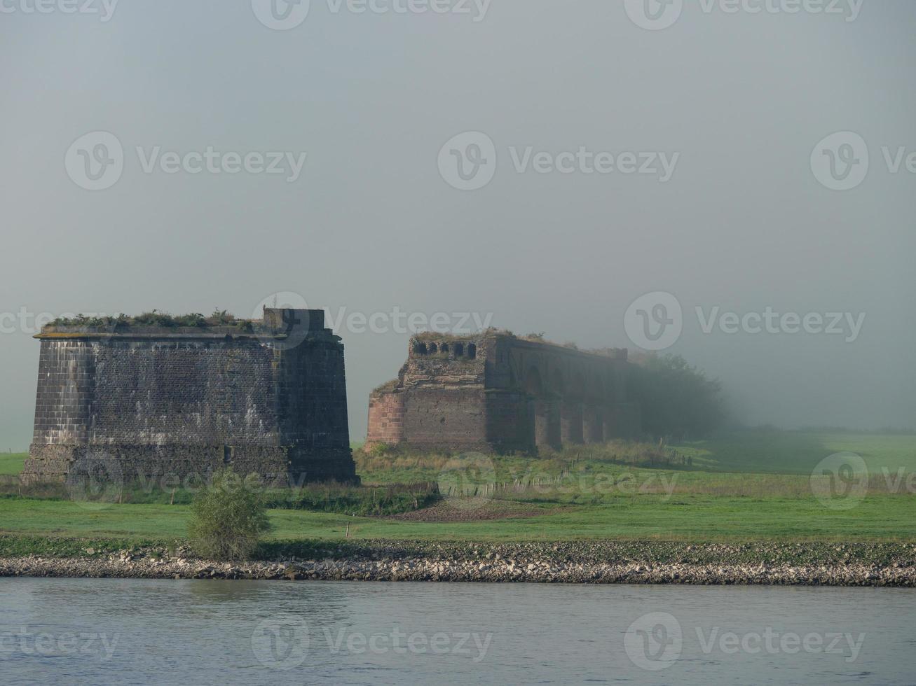 floden rhen nära wesel på morgonen foto