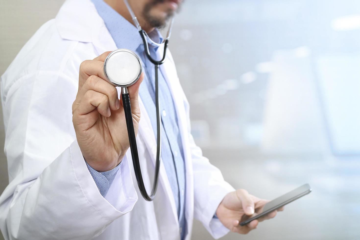 medicinsk teknik koncept. läkare hand som arbetar med modern smart telefon med medicinskt diagram gränssnitt, flerkanalsanslutning, vit bakgrund foto