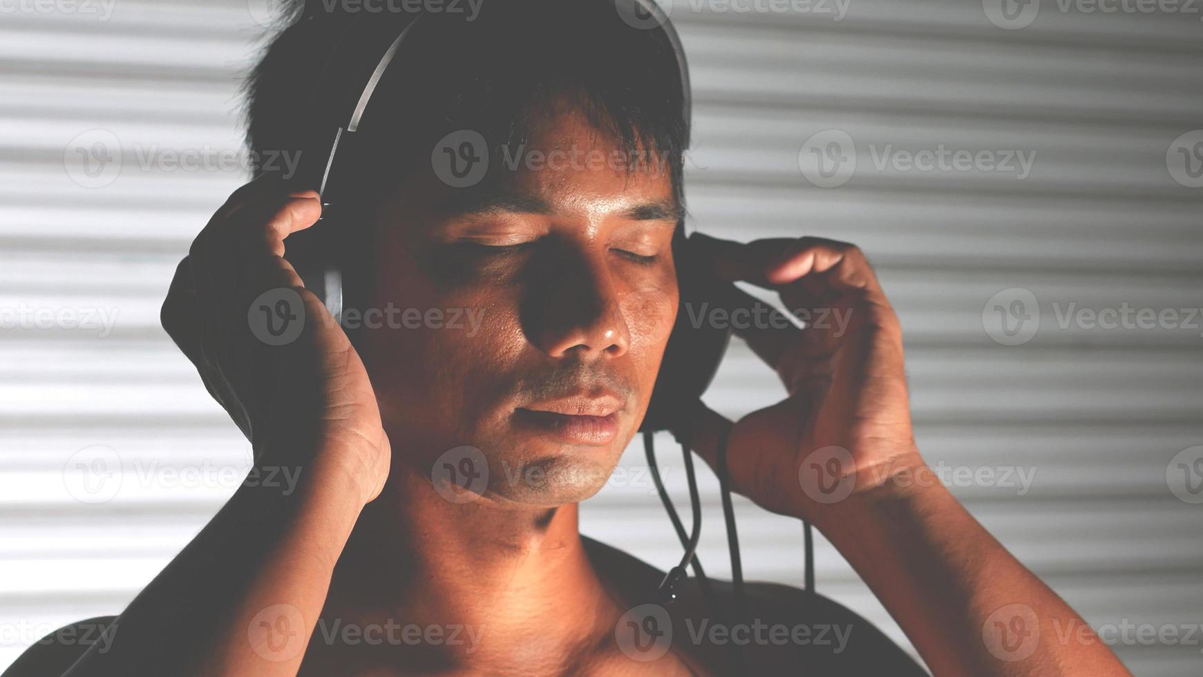 asiatiska män som lyssnar på musik i avkoppling foto