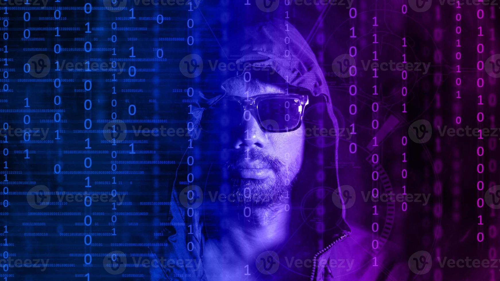 begreppet hackare och cyberpunk eller identitetsstöld av datornätverk. en man som inte litar på teknikbakgrund foto